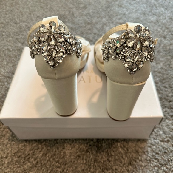 Galina Signature Ivory Platform Heel - Picture 4 of 7